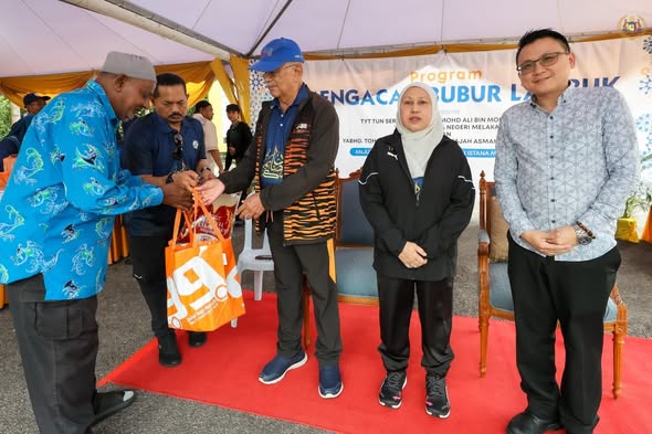 e Program Mengacau Bubur Lambuk anjuran Kelab Sukan dan Kebajikan Istana Melaka (KESKIM)