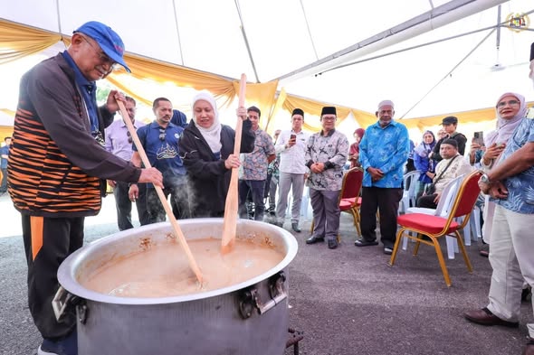 e Program Mengacau Bubur Lambuk anjuran Kelab Sukan dan Kebajikan Istana Melaka (KESKIM)