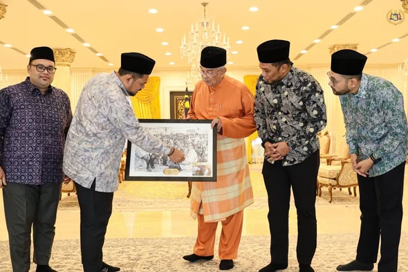 Kunjungan Hormat daripada YB Tuan Haji Manndzri bin Haji Nasib, Pengerusi RISDA di Istana Melaka, Bukit Beruang