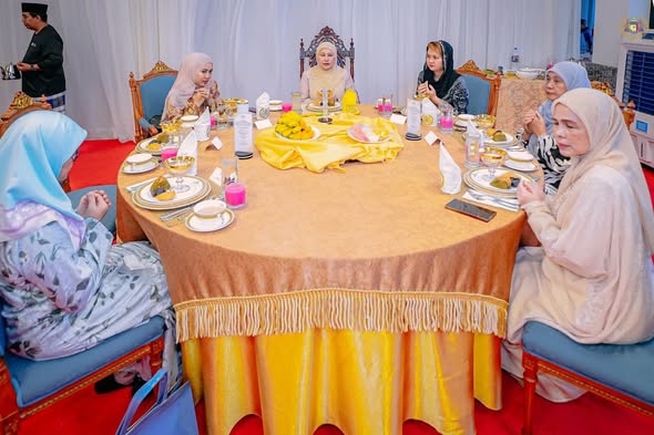 Majlis Berbuka Puasa bersama kenalan-kenalan di Istana Melaka
