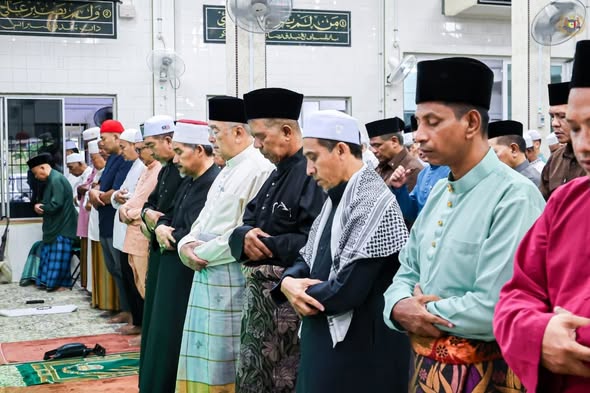 20 Mac 2026 30 Ramadan 1447H TYT Tun Seri Setia Dr. Haji Mohd Ali Bin Mohd Rustam, Yang di-Pertua Negeri Melaka menunaikan Solat Jumaat di Masjid Al Ehsan, Jalan Klebang, Kampung Limbongan, Melaka serta menyampaikan sumbangan kepada warga emas dan pegawai syarak masjid. Usai solat TYT Tun Seri Setia menziarahi adik Mohd Fazreen bin Zaidi yang baru selesai menjalankan pembedahan ketumbuhan di kepala. Kemudiannya TYT Tun Seri Setia menziarahi pusara pusara ayahanda dan ibuanda serta keluarga kepada TYT Tun Seri Setia di Tanah Perkuburan Islam Kampung Bukit Bayan. Selepas itu TYT Tun Seri Setia menziarahi YBhg. Datuk Wira Haji Rashid Redza Bin Md Salleh, mantan Mufti Negeri Melaka; YBhg. Datuk Haji Haron bin Abdullah; YBhg. Datuk Seri Md Yunos Husin, Mantan EXCO Kerajaan Negeri Melaka; YBhg. Datuk Wira Haji Othman bin Muhamad, mantan Speaker Dewan Undangan Negeri Melaka; Tn. Haji. Md Diah di kediaman masing-masing di Ayer Molek, Melaka dan memberikan penghormatan terakhir kepada Allahyarhamah Siti Khadijah binti Joned di Bukit Lintang, Melaka. TYT Tun Seri Setia kemudiannya meneruskan ziarah kepada kenalan-kenalan di sekitar Bukit Katil antaranya Cikgu Samad, Cikgu Samah , Tuan Haji Amir, Tuan Haji Mahat, Husin Janggut dan beberapa kenalan lain serta berkesempatan menziarahi keluarga Allahyarham Khalid bin Sikon di Bukit Durian, Melaka.