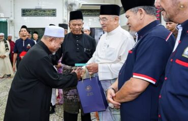 20 Mac 2026 30 Ramadan 1447H TYT Tun Seri Setia Dr. Haji Mohd Ali Bin Mohd Rustam, Yang di-Pertua Negeri Melaka menunaikan Solat Jumaat di Masjid Al Ehsan, Jalan Klebang, Kampung Limbongan, Melaka serta menyampaikan sumbangan kepada warga emas dan pegawai syarak masjid. Usai solat TYT Tun Seri Setia menziarahi adik Mohd Fazreen bin Zaidi yang baru selesai menjalankan pembedahan ketumbuhan di kepala. Kemudiannya TYT Tun Seri Setia menziarahi pusara pusara ayahanda dan ibuanda serta keluarga kepada TYT Tun Seri Setia di Tanah Perkuburan Islam Kampung Bukit Bayan. Selepas itu TYT Tun Seri Setia menziarahi YBhg. Datuk Wira Haji Rashid Redza Bin Md Salleh, mantan Mufti Negeri Melaka; YBhg. Datuk Haji Haron bin Abdullah; YBhg. Datuk Seri Md Yunos Husin, Mantan EXCO Kerajaan Negeri Melaka; YBhg. Datuk Wira Haji Othman bin Muhamad, mantan Speaker Dewan Undangan Negeri Melaka; Tn. Haji. Md Diah di kediaman masing-masing di Ayer Molek, Melaka dan memberikan penghormatan terakhir kepada Allahyarhamah Siti Khadijah binti Joned di Bukit Lintang, Melaka. TYT Tun Seri Setia kemudiannya meneruskan ziarah kepada kenalan-kenalan di sekitar Bukit Katil antaranya Cikgu Samad, Cikgu Samah , Tuan Haji Amir, Tuan Haji Mahat, Husin Janggut dan beberapa kenalan lain serta berkesempatan menziarahi keluarga Allahyarham Khalid bin Sikon di Bukit Durian, Melaka.