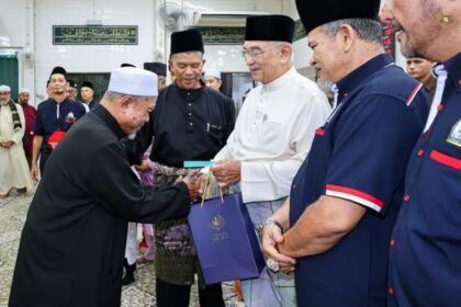 20 Mac 2026 30 Ramadan 1447H TYT Tun Seri Setia Dr. Haji Mohd Ali Bin Mohd Rustam, Yang di-Pertua Negeri Melaka menunaikan Solat Jumaat di Masjid Al Ehsan, Jalan Klebang, Kampung Limbongan, Melaka serta menyampaikan sumbangan kepada warga emas dan pegawai syarak masjid. Usai solat TYT Tun Seri Setia menziarahi adik Mohd Fazreen bin Zaidi yang baru selesai menjalankan pembedahan ketumbuhan di kepala. Kemudiannya TYT Tun Seri Setia menziarahi pusara pusara ayahanda dan ibuanda serta keluarga kepada TYT Tun Seri Setia di Tanah Perkuburan Islam Kampung Bukit Bayan. Selepas itu TYT Tun Seri Setia menziarahi YBhg. Datuk Wira Haji Rashid Redza Bin Md Salleh, mantan Mufti Negeri Melaka; YBhg. Datuk Haji Haron bin Abdullah; YBhg. Datuk Seri Md Yunos Husin, Mantan EXCO Kerajaan Negeri Melaka; YBhg. Datuk Wira Haji Othman bin Muhamad, mantan Speaker Dewan Undangan Negeri Melaka; Tn. Haji. Md Diah di kediaman masing-masing di Ayer Molek, Melaka dan memberikan penghormatan terakhir kepada Allahyarhamah Siti Khadijah binti Joned di Bukit Lintang, Melaka. TYT Tun Seri Setia kemudiannya meneruskan ziarah kepada kenalan-kenalan di sekitar Bukit Katil antaranya Cikgu Samad, Cikgu Samah , Tuan Haji Amir, Tuan Haji Mahat, Husin Janggut dan beberapa kenalan lain serta berkesempatan menziarahi keluarga Allahyarham Khalid bin Sikon di Bukit Durian, Melaka.