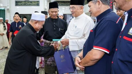 654193308_1413376990802623_2773619129408570260_n 20 Mac 2026 30 Ramadan 1447H TYT Tun Seri Setia Dr. Haji Mohd Ali Bin Mohd Rustam, Yang di-Pertua Negeri Melaka menunaikan Solat Jumaat di Masjid Al Ehsan, Jalan Klebang, Kampung Limbongan, Melaka serta menyampaikan sumbangan kepada warga emas dan pegawai syarak masjid. Usai solat TYT Tun Seri Setia menziarahi adik Mohd Fazreen bin Zaidi yang baru selesai menjalankan pembedahan ketumbuhan di kepala. Kemudiannya TYT Tun Seri Setia menziarahi pusara pusara ayahanda dan ibuanda serta keluarga kepada TYT Tun Seri Setia di Tanah Perkuburan Islam Kampung Bukit Bayan. Selepas itu TYT Tun Seri Setia menziarahi YBhg. Datuk Wira Haji Rashid Redza Bin Md Salleh, mantan Mufti Negeri Melaka; YBhg. Datuk Haji Haron bin Abdullah; YBhg. Datuk Seri Md Yunos Husin, Mantan EXCO Kerajaan Negeri Melaka; YBhg. Datuk Wira Haji Othman bin Muhamad, mantan Speaker Dewan Undangan Negeri Melaka; Tn. Haji. Md Diah di kediaman masing-masing di Ayer Molek, Melaka dan memberikan penghormatan terakhir kepada Allahyarhamah Siti Khadijah binti Joned di Bukit Lintang, Melaka. TYT Tun Seri Setia kemudiannya meneruskan ziarah kepada kenalan-kenalan di sekitar Bukit Katil antaranya Cikgu Samad, Cikgu Samah , Tuan Haji Amir, Tuan Haji Mahat, Husin Janggut dan beberapa kenalan lain serta berkesempatan menziarahi keluarga Allahyarham Khalid bin Sikon di Bukit Durian, Melaka.