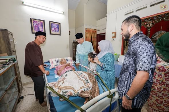 menziarahi kenalan iaitu Sidang Haji Jaafar bin Mohd Som