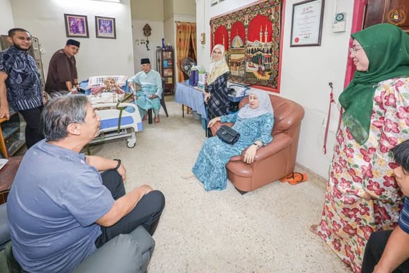 menziarahi kenalan iaitu Sidang Haji Jaafar bin Mohd Som