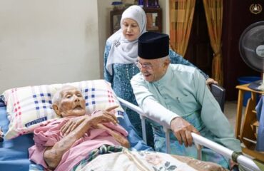 menziarahi kenalan iaitu Sidang Haji Jaafar bin Mohd Som