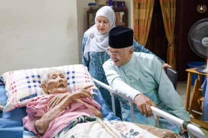 menziarahi kenalan iaitu Sidang Haji Jaafar bin Mohd Som