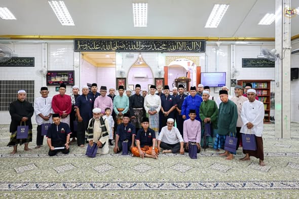 20 Mac 2026 30 Ramadan 1447H TYT Tun Seri Setia Dr. Haji Mohd Ali Bin Mohd Rustam, Yang di-Pertua Negeri Melaka menunaikan Solat Jumaat di Masjid Al Ehsan, Jalan Klebang, Kampung Limbongan, Melaka serta menyampaikan sumbangan kepada warga emas dan pegawai syarak masjid. Usai solat TYT Tun Seri Setia menziarahi adik Mohd Fazreen bin Zaidi yang baru selesai menjalankan pembedahan ketumbuhan di kepala. Kemudiannya TYT Tun Seri Setia menziarahi pusara pusara ayahanda dan ibuanda serta keluarga kepada TYT Tun Seri Setia di Tanah Perkuburan Islam Kampung Bukit Bayan. Selepas itu TYT Tun Seri Setia menziarahi YBhg. Datuk Wira Haji Rashid Redza Bin Md Salleh, mantan Mufti Negeri Melaka; YBhg. Datuk Haji Haron bin Abdullah; YBhg. Datuk Seri Md Yunos Husin, Mantan EXCO Kerajaan Negeri Melaka; YBhg. Datuk Wira Haji Othman bin Muhamad, mantan Speaker Dewan Undangan Negeri Melaka; Tn. Haji. Md Diah di kediaman masing-masing di Ayer Molek, Melaka dan memberikan penghormatan terakhir kepada Allahyarhamah Siti Khadijah binti Joned di Bukit Lintang, Melaka. TYT Tun Seri Setia kemudiannya meneruskan ziarah kepada kenalan-kenalan di sekitar Bukit Katil antaranya Cikgu Samad, Cikgu Samah , Tuan Haji Amir, Tuan Haji Mahat, Husin Janggut dan beberapa kenalan lain serta berkesempatan menziarahi keluarga Allahyarham Khalid bin Sikon di Bukit Durian, Melaka.