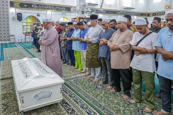 Solat Jenazah bagi memberikan penghormatan terakhir kepada Allahyarham Tuan Haji Othman Ali bin Abd Rahim, mantan Imam 1 Masjid As-Syakirin