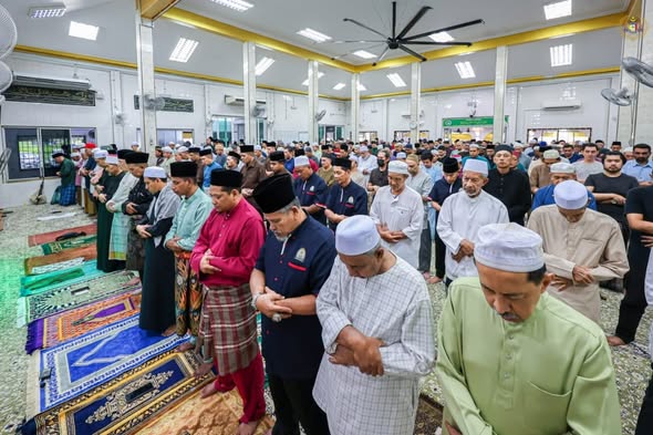 20 Mac 2026 30 Ramadan 1447H TYT Tun Seri Setia Dr. Haji Mohd Ali Bin Mohd Rustam, Yang di-Pertua Negeri Melaka menunaikan Solat Jumaat di Masjid Al Ehsan, Jalan Klebang, Kampung Limbongan, Melaka serta menyampaikan sumbangan kepada warga emas dan pegawai syarak masjid. Usai solat TYT Tun Seri Setia menziarahi adik Mohd Fazreen bin Zaidi yang baru selesai menjalankan pembedahan ketumbuhan di kepala. Kemudiannya TYT Tun Seri Setia menziarahi pusara pusara ayahanda dan ibuanda serta keluarga kepada TYT Tun Seri Setia di Tanah Perkuburan Islam Kampung Bukit Bayan. Selepas itu TYT Tun Seri Setia menziarahi YBhg. Datuk Wira Haji Rashid Redza Bin Md Salleh, mantan Mufti Negeri Melaka; YBhg. Datuk Haji Haron bin Abdullah; YBhg. Datuk Seri Md Yunos Husin, Mantan EXCO Kerajaan Negeri Melaka; YBhg. Datuk Wira Haji Othman bin Muhamad, mantan Speaker Dewan Undangan Negeri Melaka; Tn. Haji. Md Diah di kediaman masing-masing di Ayer Molek, Melaka dan memberikan penghormatan terakhir kepada Allahyarhamah Siti Khadijah binti Joned di Bukit Lintang, Melaka. TYT Tun Seri Setia kemudiannya meneruskan ziarah kepada kenalan-kenalan di sekitar Bukit Katil antaranya Cikgu Samad, Cikgu Samah , Tuan Haji Amir, Tuan Haji Mahat, Husin Janggut dan beberapa kenalan lain serta berkesempatan menziarahi keluarga Allahyarham Khalid bin Sikon di Bukit Durian, Melaka.