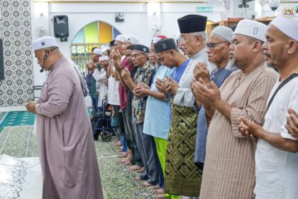 Solat Jenazah bagi memberikan penghormatan terakhir kepada Allahyarham Tuan Haji Othman Ali bin Abd Rahim, mantan Imam 1 Masjid As-Syakirin