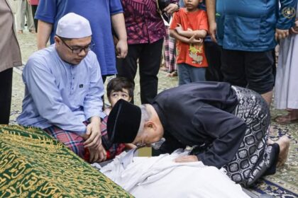 Memberikan Penghormatan Terakhir dan Menunaikan Solat Jenazah kepada Allahyarham Datuk Wira Haji Rashid Redza Mohd Saleh, Mantan Mufti Kerajaan Negeri Melaka