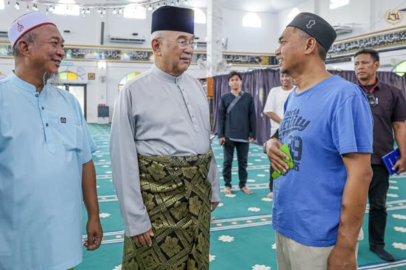 Solat Jenazah bagi memberikan penghormatan terakhir kepada Allahyarham Tuan Haji Othman Ali bin Abd Rahim, mantan Imam 1 Masjid As-Syakirin