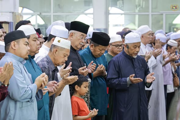 Memberikan Penghormatan Terakhir dan Menunaikan Solat Jenazah kepada Allahyarham Datuk Wira Haji Rashid Redza Mohd Saleh, Mantan Mufti Kerajaan Negeri Melaka