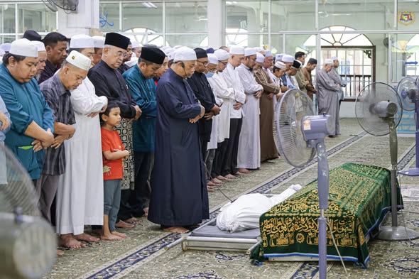 Memberikan Penghormatan Terakhir dan Menunaikan Solat Jenazah kepada Allahyarham Datuk Wira Haji Rashid Redza Mohd Saleh, Mantan Mufti Kerajaan Negeri Melaka