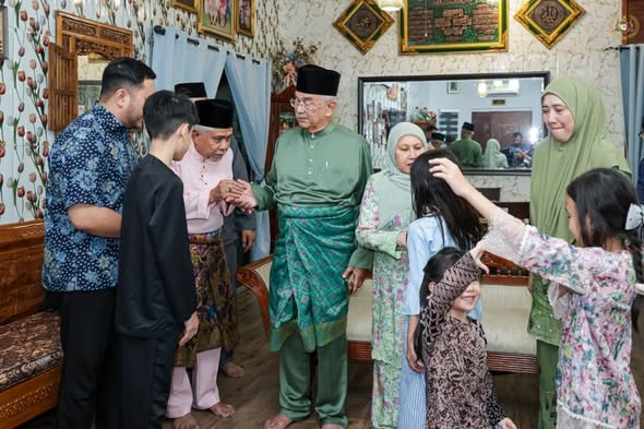 Rumah Terbuka Aidilfitri Tuan Haji Mohd Ali bin Ahmad dan Hajah Zalina bte Abu Zahar