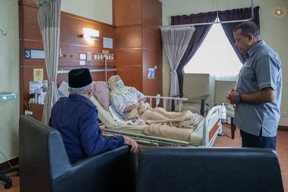 Menziarahi YBhg. Puan Sri Dato' Zalena binti Mohd Ariffin isteri kepada YDH DIG Tan Sri Ayob Khan bin Mydin Pitchay, Timbalan Ketua Polis Negara