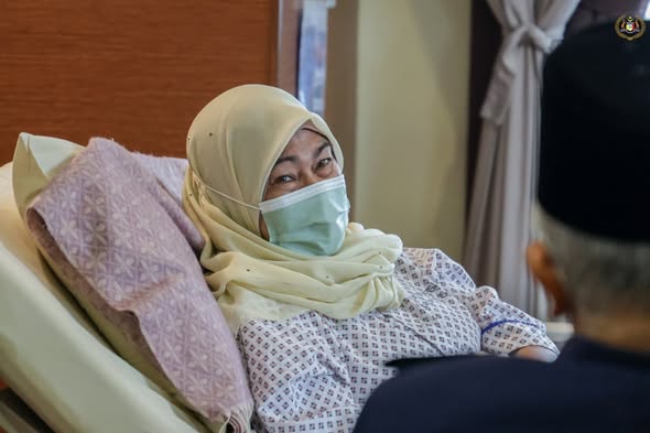 Menziarahi YBhg. Puan Sri Dato' Zalena binti Mohd Ariffin isteri kepada YDH DIG Tan Sri Ayob Khan bin Mydin Pitchay, Timbalan Ketua Polis Negara