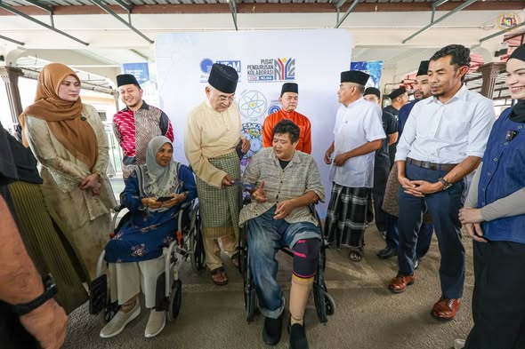 Majlis Penyerahan Kaki Palsu Cetakan 3D yang berlangsung di Surau Madrasah As Solihini, Kampung Bakar Batu