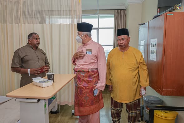Menziarahi kenalan-kenalan lama yang sedang menerima rawatan di hospital iaitu Encik Ab Jalil bin Bakar di Hospital Putra dan Encik Johar bin Ismail di Hospital Melaka