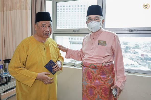 Menziarahi kenalan-kenalan lama yang sedang menerima rawatan di hospital iaitu Encik Ab Jalil bin Bakar di Hospital Putra dan Encik Johar bin Ismail di Hospital Melaka