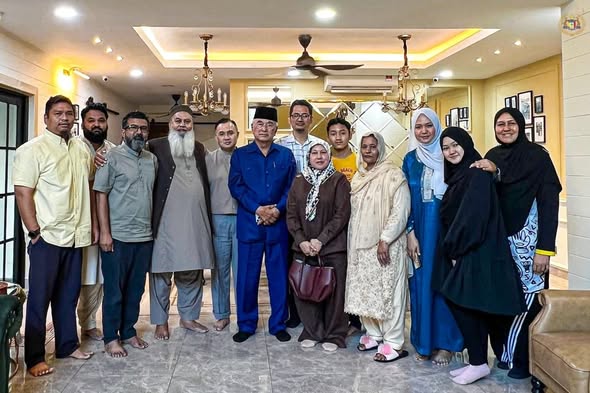 Menziarahi YBhg. Datuk Wira Dr. Haji Abu Bakar bin Mohamad Diah, mantan Timbalan Menteri Sains, Teknologi dan Inovasi serta menziarahi YBhg. Datin Awateff iaitu balu kepada Allahyarham Prof. Datuk Amir Baharuddin