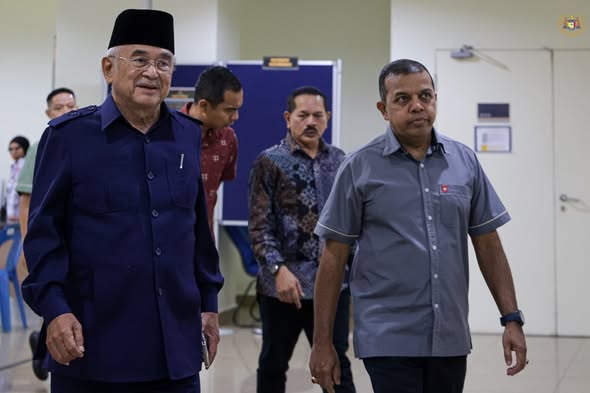 Menziarahi YBhg. Puan Sri Dato' Zalena binti Mohd Ariffin isteri kepada YDH DIG Tan Sri Ayob Khan bin Mydin Pitchay, Timbalan Ketua Polis Negara