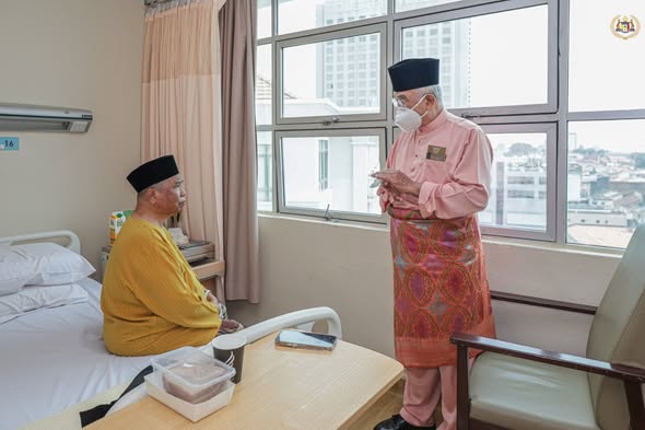 Menziarahi kenalan-kenalan lama yang sedang menerima rawatan di hospital iaitu Encik Ab Jalil bin Bakar di Hospital Putra dan Encik Johar bin Ismail di Hospital Melaka