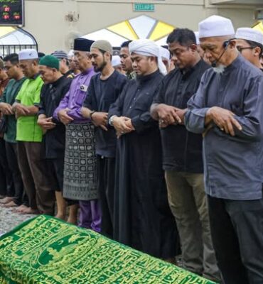 663042354_1427938199346502_1433811959643523586_n Penghormatan terkahir kepada Allahyarhamah Intan Herlina binti Jasmi, anggota Jabatan Pengurusan Korporat & Komuniti Majlis Bandaraya Melaka Bersejarah (MBMB)