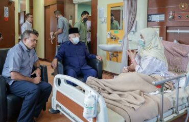 Menziarahi YBhg. Puan Sri Dato' Zalena binti Mohd Ariffin isteri kepada YDH DIG Tan Sri Ayob Khan bin Mydin Pitchay, Timbalan Ketua Polis Negara