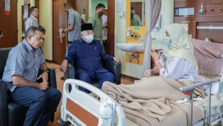 Menziarahi YBhg. Puan Sri Dato' Zalena binti Mohd Ariffin isteri kepada YDH DIG Tan Sri Ayob Khan bin Mydin Pitchay, Timbalan Ketua Polis Negara