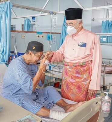 665556967_1427109139429408_1726210354246484617_n Menziarahi kenalan-kenalan lama yang sedang menerima rawatan di hospital iaitu Encik Ab Jalil bin Bakar di Hospital Putra dan Encik Johar bin Ismail di Hospital Melaka