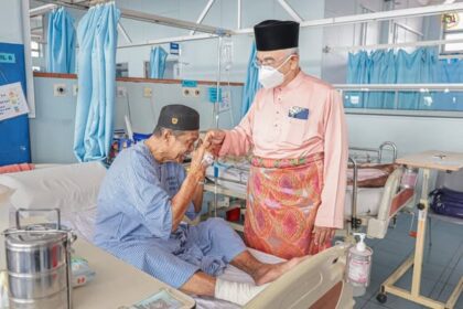 Menziarahi kenalan-kenalan lama yang sedang menerima rawatan di hospital iaitu Encik Ab Jalil bin Bakar di Hospital Putra dan Encik Johar bin Ismail di Hospital Melaka