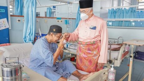 Menziarahi kenalan-kenalan lama yang sedang menerima rawatan di hospital iaitu Encik Ab Jalil bin Bakar di Hospital Putra dan Encik Johar bin Ismail di Hospital Melaka