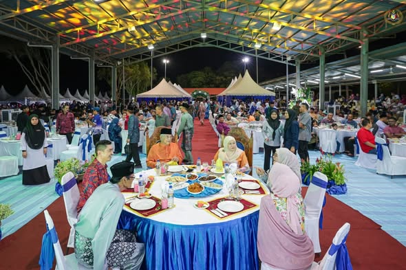 8 April 2026 19 Syawal 1447H TYT Tun Seri Setia Dr. Haji Mohd Ali bin Mohd Rustam, Yang di-Pertua Negeri Melaka dan YABhg. Toh Puan Datuk Wira (Dr.) Hajah Asmah binti Ab Rahman menghadiri Majlis Rumah Terbuka Hari Raya Aidilfitri YB Datuk Tuminah binti Kadi @ Mohd Hashim, ADUN Pantai Kundor yang diadakan di Arena Petanque Hang Jebat Melaka, Melaka. Kemudiannya TYT Tun Seri Setia dan YABhg. Toh Puan hadir ke Majlis Rumah Terbuka Hari Raya Aidilfitri YB Datuk Wira Lim Ban Hong, ADUN Klebang di Dewan Masjid Al Aminin, Batang Tiga, Klebang.