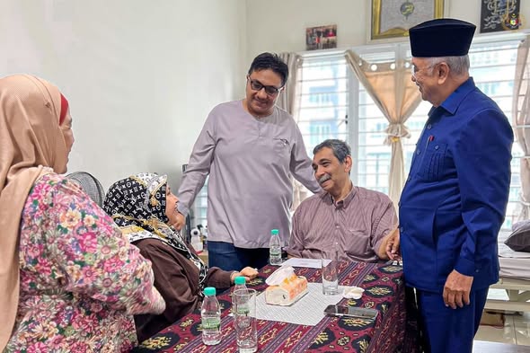 Menziarahi YBhg. Datuk Wira Dr. Haji Abu Bakar bin Mohamad Diah, mantan Timbalan Menteri Sains, Teknologi dan Inovasi serta menziarahi YBhg. Datin Awateff iaitu balu kepada Allahyarham Prof. Datuk Amir Baharuddin