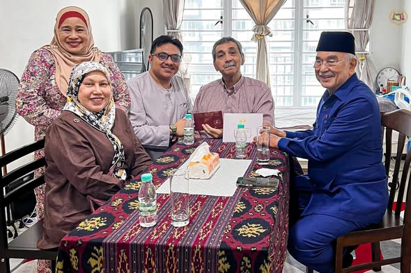 Menziarahi YBhg. Datuk Wira Dr. Haji Abu Bakar bin Mohamad Diah, mantan Timbalan Menteri Sains, Teknologi dan Inovasi serta menziarahi YBhg. Datin Awateff iaitu balu kepada Allahyarham Prof. Datuk Amir Baharuddin