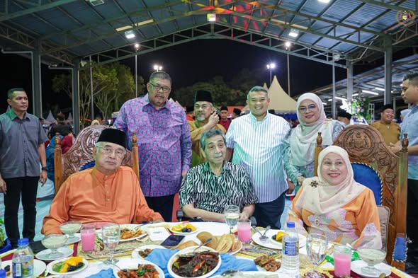 8 April 2026 19 Syawal 1447H TYT Tun Seri Setia Dr. Haji Mohd Ali bin Mohd Rustam, Yang di-Pertua Negeri Melaka dan YABhg. Toh Puan Datuk Wira (Dr.) Hajah Asmah binti Ab Rahman menghadiri Majlis Rumah Terbuka Hari Raya Aidilfitri YB Datuk Tuminah binti Kadi @ Mohd Hashim, ADUN Pantai Kundor yang diadakan di Arena Petanque Hang Jebat Melaka, Melaka. Kemudiannya TYT Tun Seri Setia dan YABhg. Toh Puan hadir ke Majlis Rumah Terbuka Hari Raya Aidilfitri YB Datuk Wira Lim Ban Hong, ADUN Klebang di Dewan Masjid Al Aminin, Batang Tiga, Klebang.