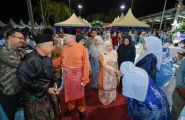 8 April 2026 19 Syawal 1447H TYT Tun Seri Setia Dr. Haji Mohd Ali bin Mohd Rustam, Yang di-Pertua Negeri Melaka dan YABhg. Toh Puan Datuk Wira (Dr.) Hajah Asmah binti Ab Rahman menghadiri Majlis Rumah Terbuka Hari Raya Aidilfitri YB Datuk Tuminah binti Kadi @ Mohd Hashim, ADUN Pantai Kundor yang diadakan di Arena Petanque Hang Jebat Melaka, Melaka. Kemudiannya TYT Tun Seri Setia dan YABhg. Toh Puan hadir ke Majlis Rumah Terbuka Hari Raya Aidilfitri YB Datuk Wira Lim Ban Hong, ADUN Klebang di Dewan Masjid Al Aminin, Batang Tiga, Klebang.