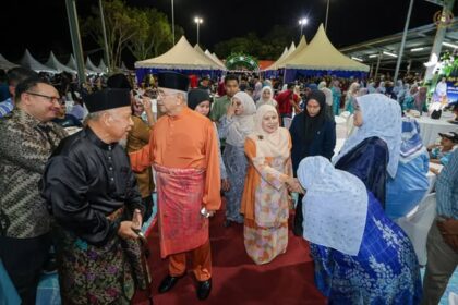 8 April 2026 19 Syawal 1447H TYT Tun Seri Setia Dr. Haji Mohd Ali bin Mohd Rustam, Yang di-Pertua Negeri Melaka dan YABhg. Toh Puan Datuk Wira (Dr.) Hajah Asmah binti Ab Rahman menghadiri Majlis Rumah Terbuka Hari Raya Aidilfitri YB Datuk Tuminah binti Kadi @ Mohd Hashim, ADUN Pantai Kundor yang diadakan di Arena Petanque Hang Jebat Melaka, Melaka. Kemudiannya TYT Tun Seri Setia dan YABhg. Toh Puan hadir ke Majlis Rumah Terbuka Hari Raya Aidilfitri YB Datuk Wira Lim Ban Hong, ADUN Klebang di Dewan Masjid Al Aminin, Batang Tiga, Klebang.