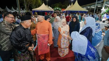 8 April 2026 19 Syawal 1447H TYT Tun Seri Setia Dr. Haji Mohd Ali bin Mohd Rustam, Yang di-Pertua Negeri Melaka dan YABhg. Toh Puan Datuk Wira (Dr.) Hajah Asmah binti Ab Rahman menghadiri Majlis Rumah Terbuka Hari Raya Aidilfitri YB Datuk Tuminah binti Kadi @ Mohd Hashim, ADUN Pantai Kundor yang diadakan di Arena Petanque Hang Jebat Melaka, Melaka. Kemudiannya TYT Tun Seri Setia dan YABhg. Toh Puan hadir ke Majlis Rumah Terbuka Hari Raya Aidilfitri YB Datuk Wira Lim Ban Hong, ADUN Klebang di Dewan Masjid Al Aminin, Batang Tiga, Klebang.