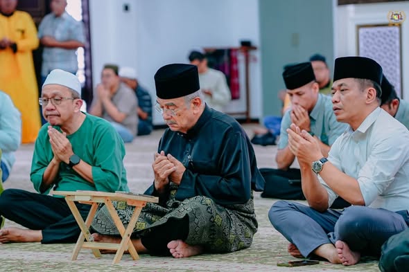 Solat Jenazah bagi penghormatan terakhir kepada Allahyarhamah Nurdina Husna binti Ahmad Sazali