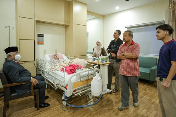 Menziarahi Hajah Rusiah binti Jauhari yang sedang menerima rawatan di Hospital Pantai, Kuala Lumpur