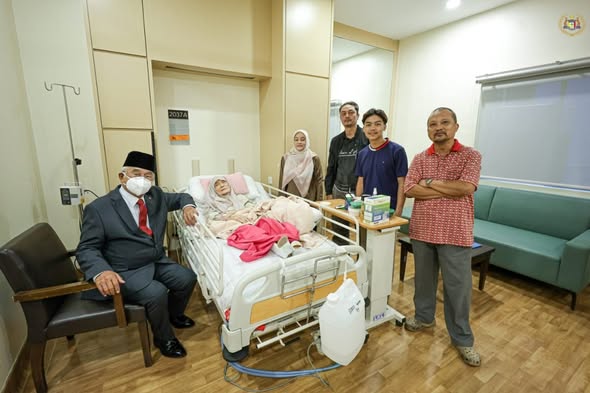 Menziarahi Hajah Rusiah binti Jauhari yang sedang menerima rawatan di Hospital Pantai, Kuala Lumpur