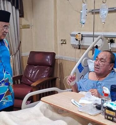 Menziarahi Hajah Rusiah binti Jauhari yang sedang menerima rawatan di Hospital Pantai, Kuala Lumpur