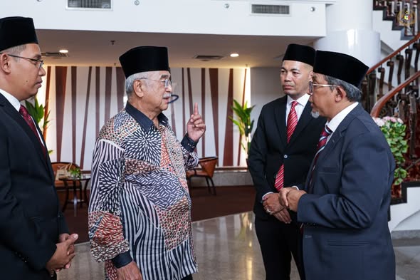 Kunjungan Hormat daripada YBrs. Tuan Nor Azhar Bin Abdul Mokti, Pengarah Kumpulan Wang Simpanan Pekerja (KWSP) Wilayah Selatan dan YBrs. Tuan Mohd Kamil Bin Abu Bakar, Ketua Cawangan KWSP Melaka