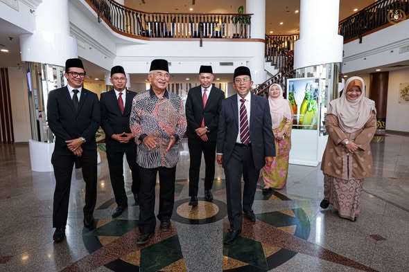 Kunjungan Hormat daripada YBrs. Tuan Nor Azhar Bin Abdul Mokti, Pengarah Kumpulan Wang Simpanan Pekerja (KWSP) Wilayah Selatan dan YBrs. Tuan Mohd Kamil Bin Abu Bakar, Ketua Cawangan KWSP Melaka