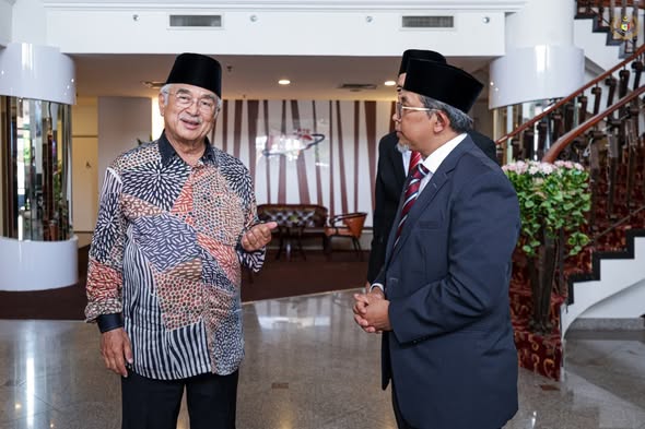 Kunjungan Hormat daripada YBrs. Tuan Nor Azhar Bin Abdul Mokti, Pengarah Kumpulan Wang Simpanan Pekerja (KWSP) Wilayah Selatan dan YBrs. Tuan Mohd Kamil Bin Abu Bakar, Ketua Cawangan KWSP Melaka