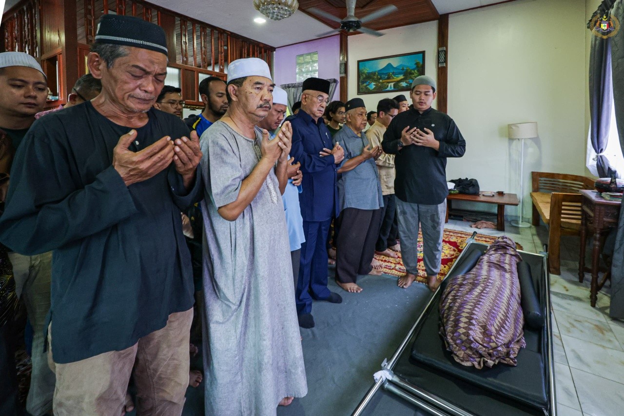 penghormatan terakhir kepada Allahyarhamah Hajah Saredah binti Sayoki, mantan Bilal Perempuan Kariah Bukit Katil